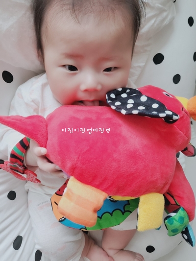 103일차-촉감놀이, 시각자극, 물감병 놀이, 구강기, 3개월 아기발달, 아기 사시 103일차-촉감놀이, 시각자극, 물감병 놀이, 구강기, 3개월 아기발달, 아기 사시