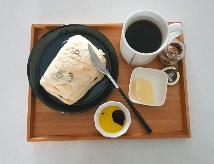  블랙올리브 치아바타, 아메리카노, 트러플페이스트 ; breakfast