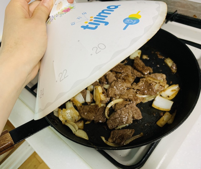  기름 튐방지 후라이팬 종이뚜껑으로 깔끔하게 요리해요.