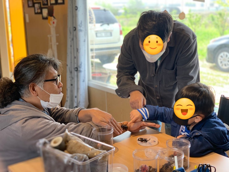  곤충체험 1:1로 방문객과 즐거운 한때를 보냈습니다. 장수풍뎅이 산란세트 체험과 곤충공예체험 방문