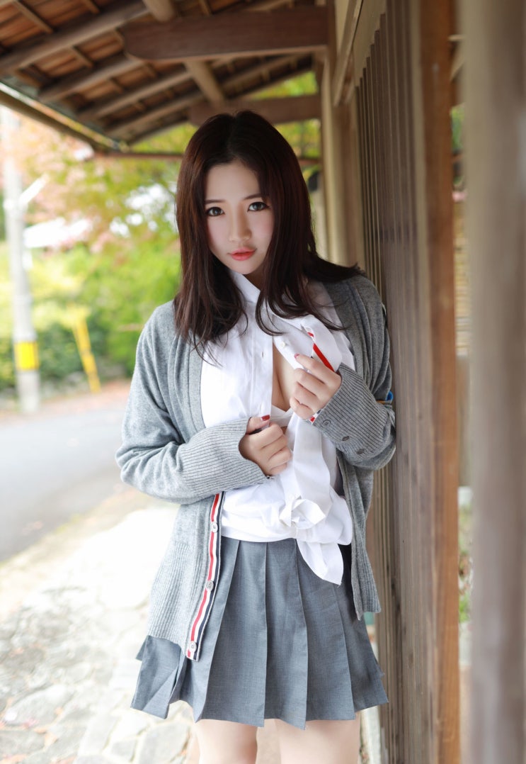  셔츠 사이로 살짝 보여주는 여캠 bj나는푸르 가슴골