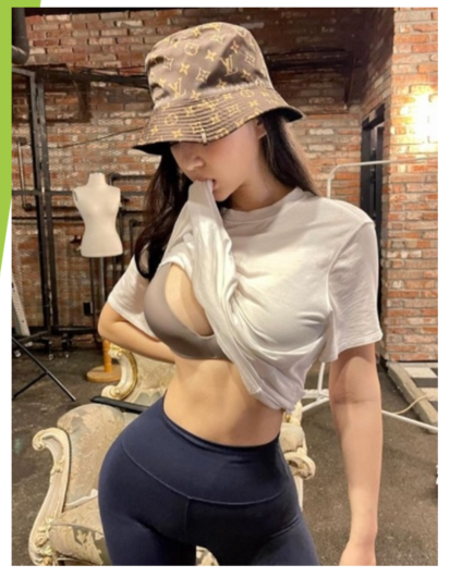  신재은 명품모자에 티셔츠 살짝 물고 새침