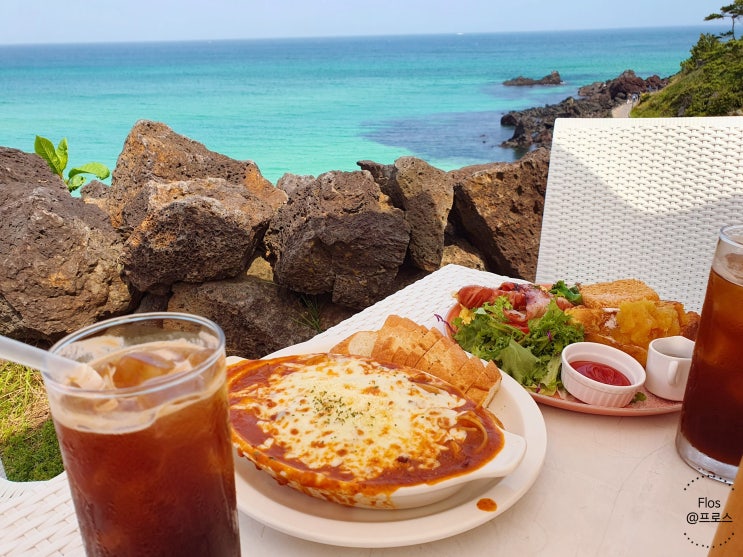  예쁜 포토존이 있는 오션뷰 맛집 애월 카페 애월더선셋. 에메랄드빛 바다의 제주를 맘껏 즐기기~