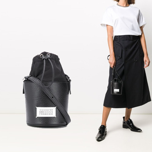 많이 팔린 메종 마르지엘라 20FW 5AC 마이크로 버킷백 S56WG0164 P0396 H7735 ··· 많이 팔린 메종 마르지엘라 20FW 5AC 마이크로 버킷백 S56WG0164 P0396 H7735 ···