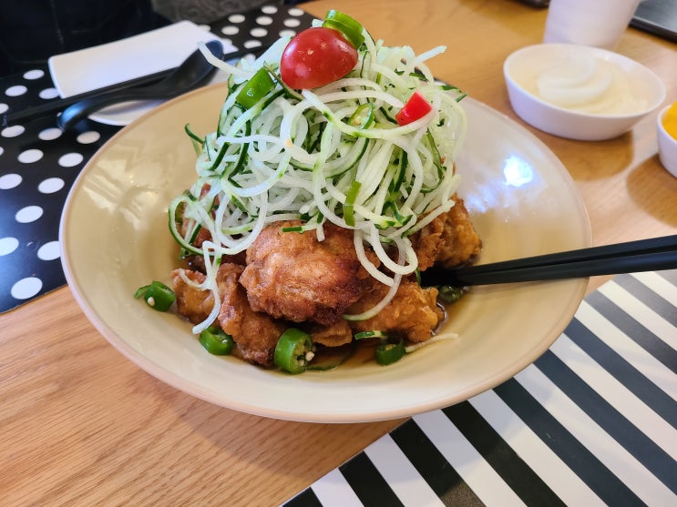 신촌 연세대 이대 아시안 맛집 롤과 쌀국수를 함께 먹을 수 있는 핀스플레이스