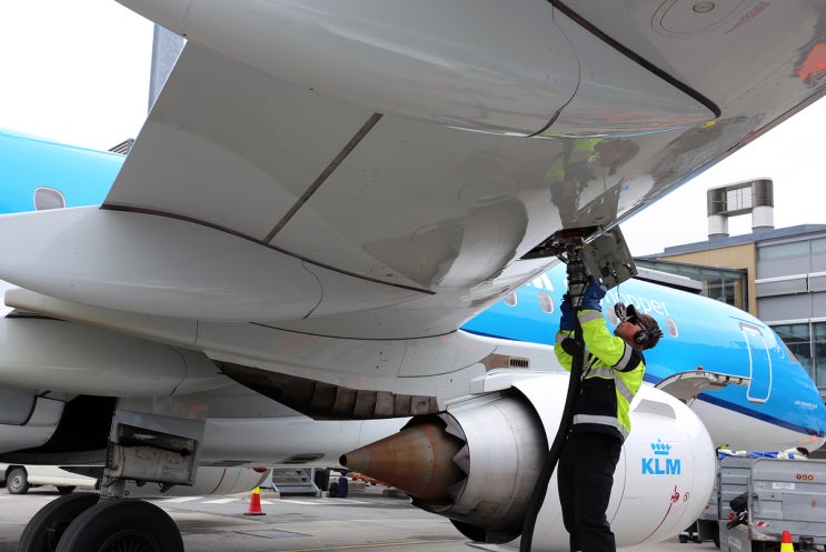 보잉 747 기종은 비행 중 얼마나 많은 연료는 사용하는가?