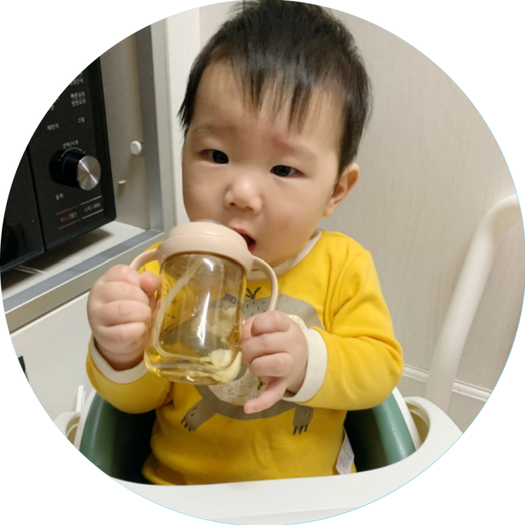  아기 보리차 시기, 빨대컵으로 먹이고 있어요
