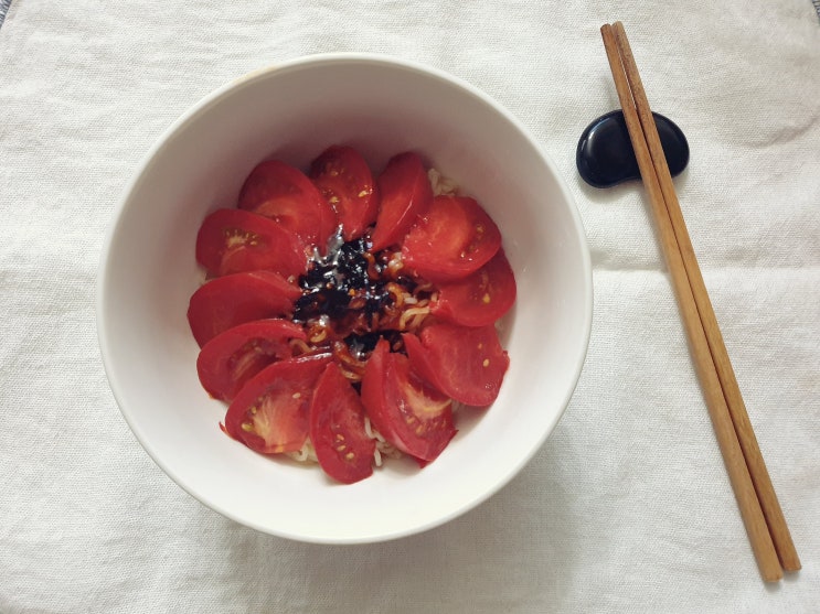  잘 익은 토마토 올린 팔도 비빔면(라면)