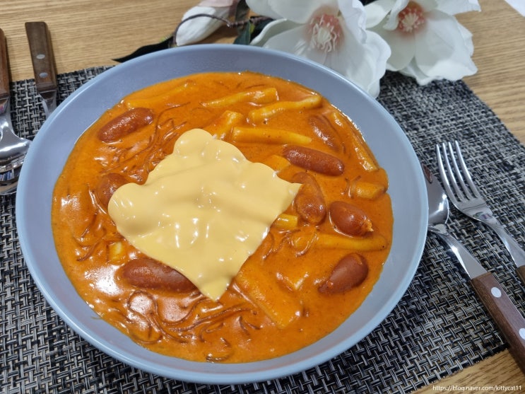  로제 떡볶이 분말로 간편히 만들어 맛집이 되었어요.