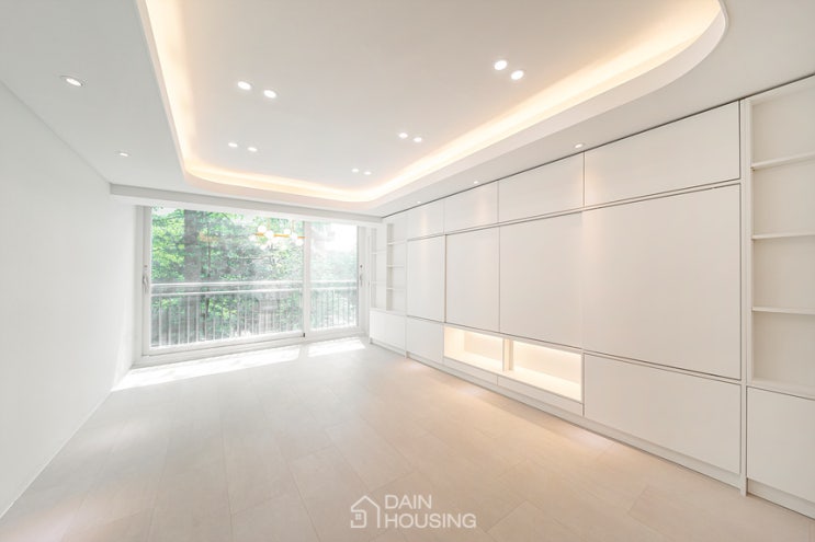  [강남구 압구정동 현대3차아파트 32평 인테리어] 월플렉스, 아일랜드식탁, 분리가벽, 붙박이장 - 따뜻한 감성으로 완성한 실용적인 인테리어 by 다인하우징