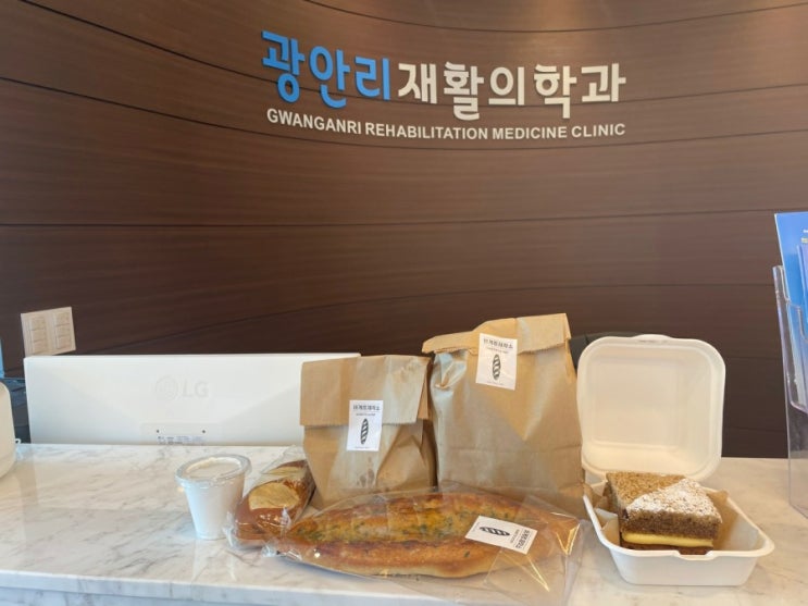  지난주 환자분들의 선물-  맛있게 삶은 옥수수& 바게트 제작소 빵