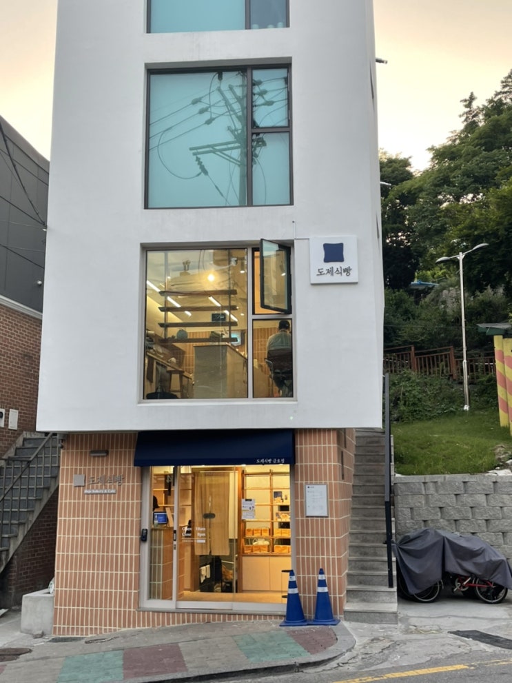  [금호 도제식빵] 촉촉한 딸기산도와 아인슈페너의 조합은 항상 옳다!!!