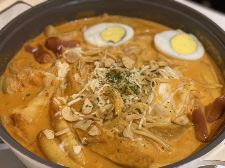  [서울/신사] 강남 떡볶이 맛집 '미월당 가로수길점', 압구정 데이트코스로 제격인 로제 떡볶이와 후라이드 치킨의 만남