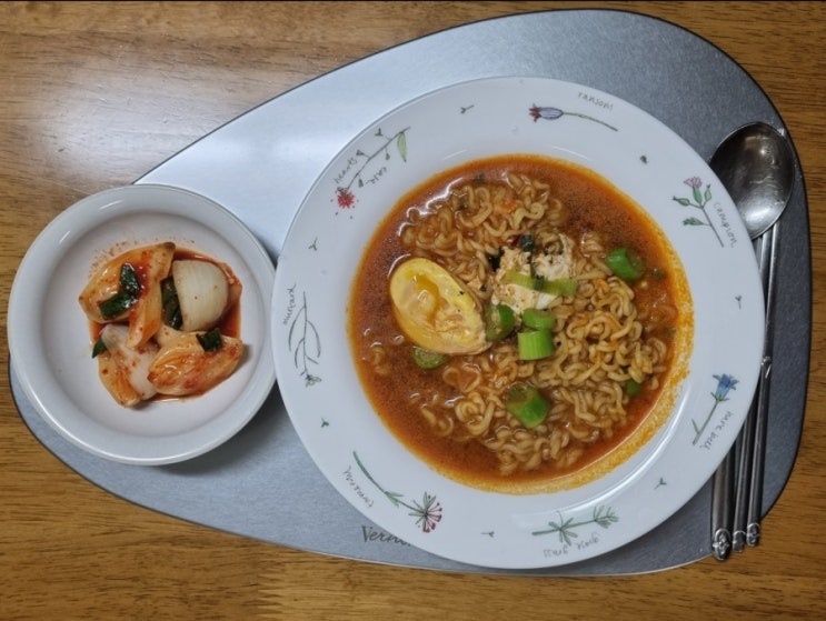  비 오는 날은 라면이지.. 식욕 터진 날