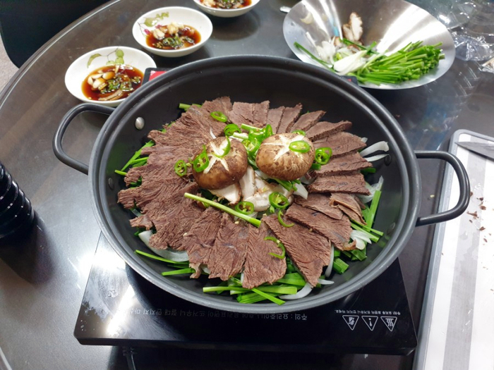  국물도 남김없이 호로록~"스지 사태 수육" 만들기
