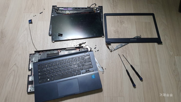  NT910S3G 노트북 분해와 액정화면 부분 분리