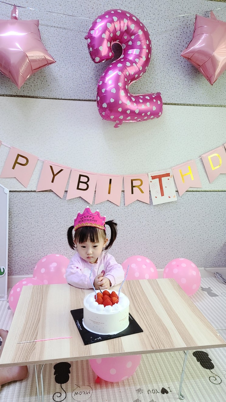  두 돌 생일파티 간단하게 풍선장식 세트와 전구 왕관 모자로 꾸며보기