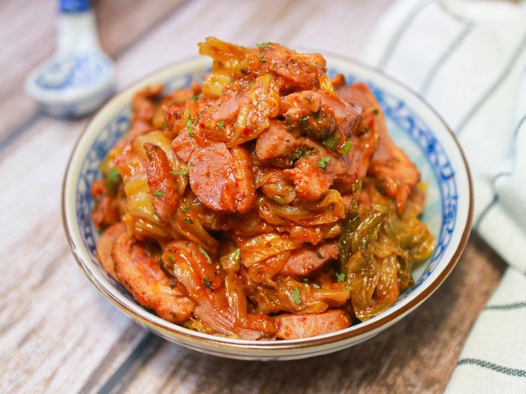 김치 하얀 곰팡이 흰 골마지 군내나는 김치 활용 요리, 훈제오리김치볶음, 묵은지 신김치 신맛 잡는법과 차이