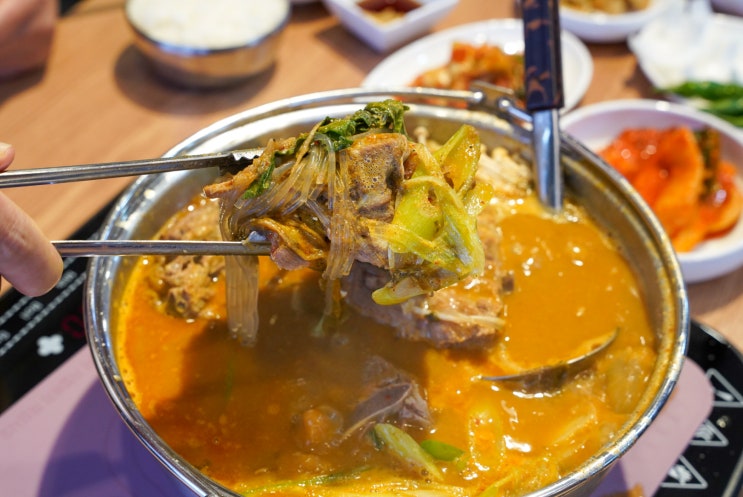 맛 보는 순간 재방문날 잡는 김천 감자탕 맛집