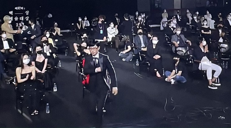 유재석 백상예술대상 대상 수상에 배우들 태도 논란 일어났다 이준익 감독 때는 모두들 일어나 기립박수... 유재석 백상예술대상 대상 수상에 배우들 태도 논란 일어났다 이준익 감독 때는 모두들 일어나 기립박수...
