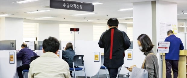 정부가 부추긴 '실업급여 얌체족'…9.4만명이 3회 이상 받았다 정부가 부추긴 '실업급여 얌체족'…9.4만명이 3회 이상 받았다