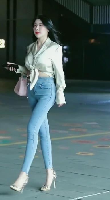  청바지녀 힘찬 걸음에 흔들리는 가슴