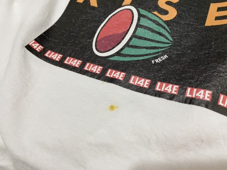  흰옷에 진한 양념 자국...하..과탄산소다로 한번 살려봅시드