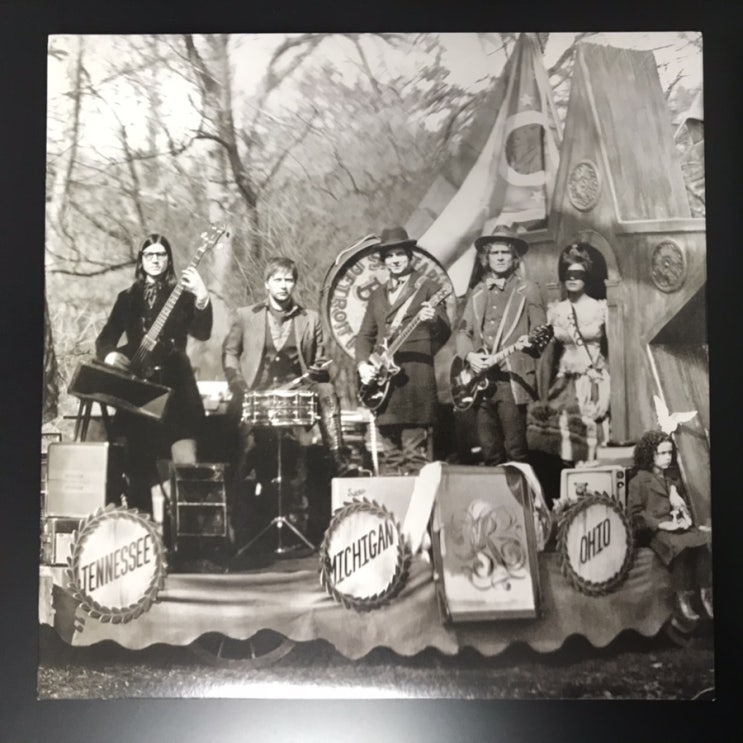  [LP, 엘피] The Raconteurs(래콘터스) – Consolers Of The Lonely (2008년 초판 블랙 바이닐, 트라이-폴드 슬리브)