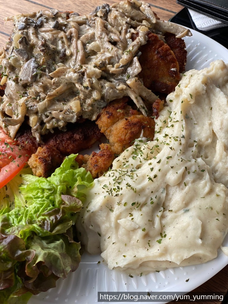 이태원 경리단길 유럽 감성! 독일빵 브런치 맛집 [더베이커스테이블]
