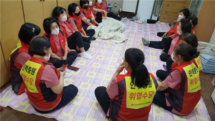 “어떻게 어르신 11명을 1명이 돌보나” 파업 나선 요양보호사들 “어떻게 어르신 11명을 1명이 돌보나” 파업 나선 요양보호사들