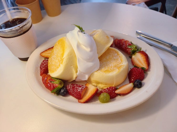 [샤로수길 디저트] 굉장히 부드러운 딸기 수플레 팬케이크, 오후의 과일