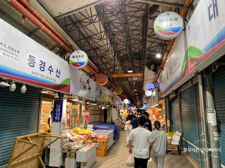 제주 동문시장 야시장 맛집, 동문재래시장 공영주차장 : 딱새우김밥/ 흑돼지새우꼬치/ 마약육전/ 돌하르방 한라봉주스 : 네이버 블로그 제주 동문시장 야시장 맛집, 동문재래시장 공영주차장 : 딱새우김밥/ 흑돼지새우꼬치/ 마약육전/ 돌하르방 한라봉주스 : 네이버 블로그