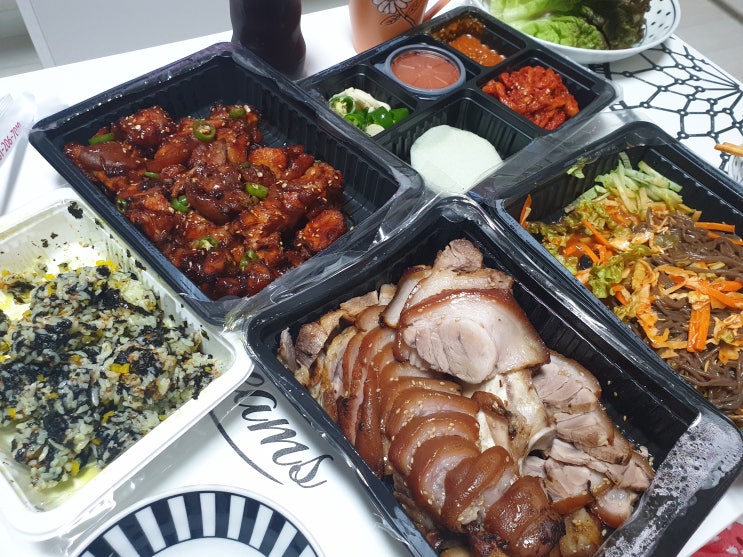  오랜만에 야식으로 시켜먹은 족발~