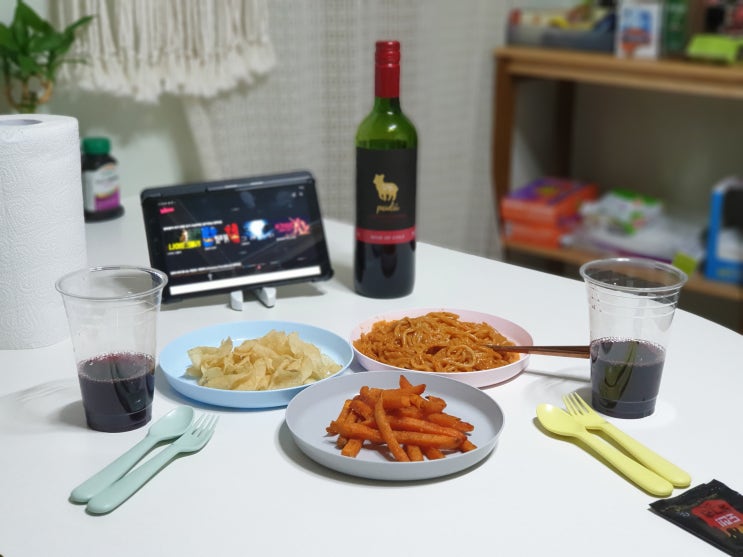  홈파티 _ cu에서 준비한 와인, 콰삭칩, 앵그리크림쫄면