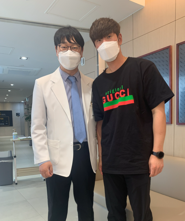  두산베어스 김재호 선수 청담리온정형외과 내원