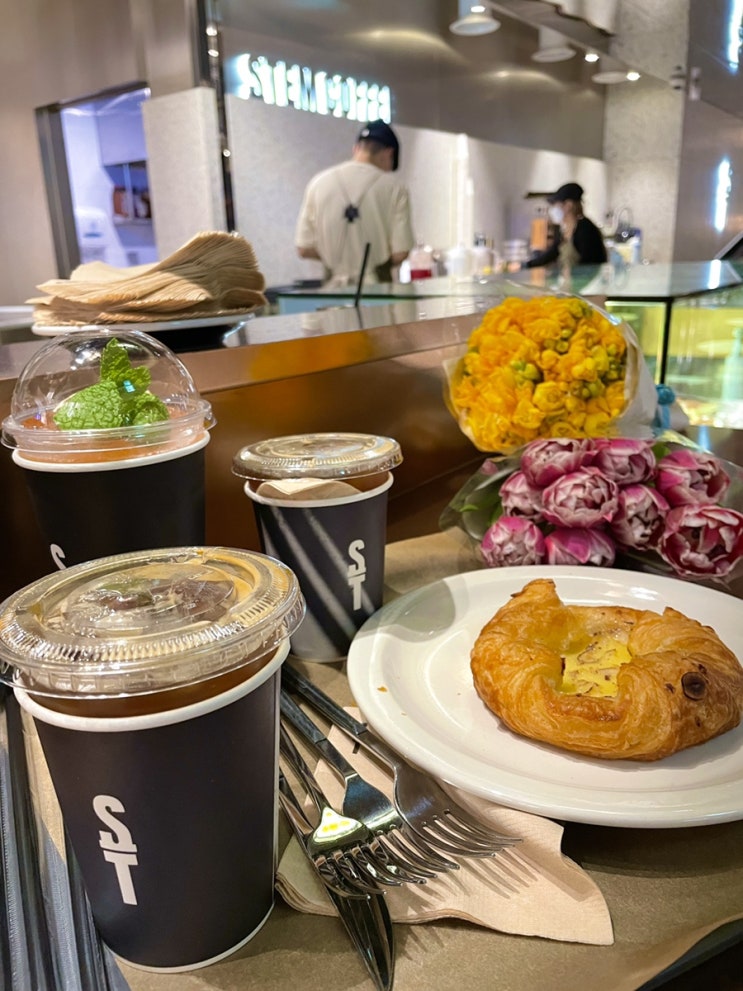  [코엑스 카페 / 삼성역 카페] STEMCOFFEE (스템 커피) | 공간, 의자, 테이블이 기억에 남는 코엑스 메가박스 옆 카페 / 베이커리는 필수 케이크는 선택 / 원두 선택?