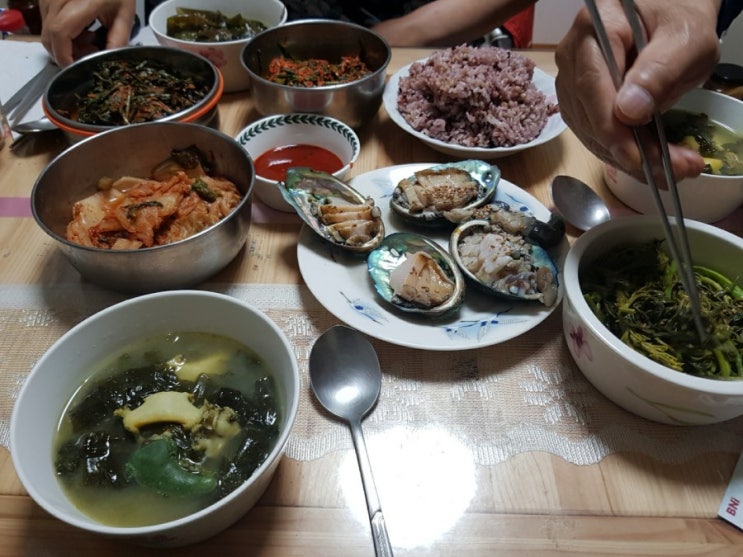  완도전복직거래 영화수산의 전복 회와 미역국까지 완벽한 한상.