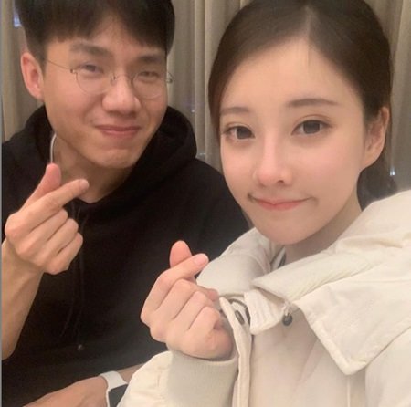  중국 가수겸 인터넷 방송인 펑티모 고양이송