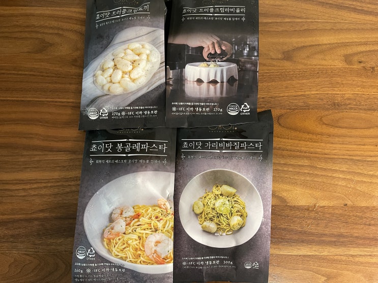  최현석 셰프의 쵸이닷 제품 4종과 와인 1병.
