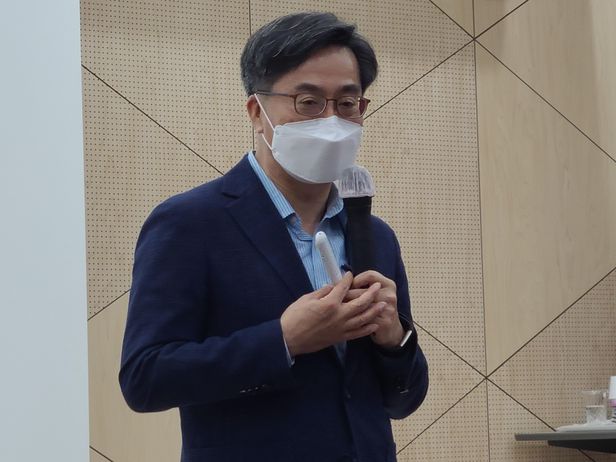 김동연, 돈 퍼주기식 ‘현금복지' 비판…기회복지로 새판 짜야 김동연, 돈 퍼주기식 ‘현금복지' 비판…기회복지로 새판 짜야