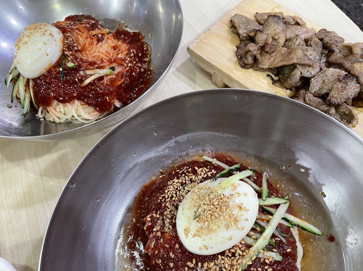  숯불갈비를 서비스로 주는 김해 맛집 사계절 가야밀면