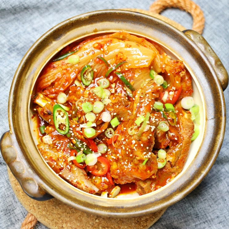 묵은지 돼지등갈비찜 맛있게 매콤해요