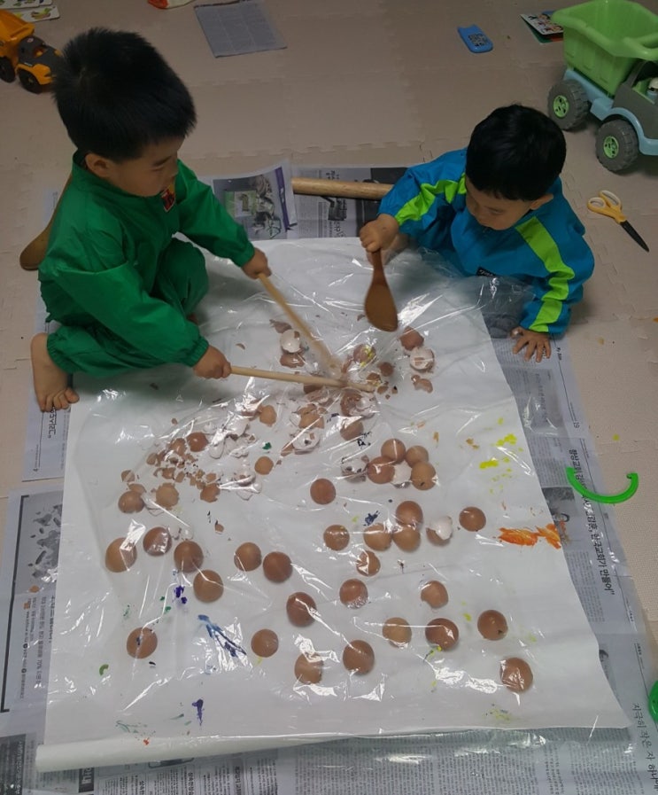 [4세+3세 연년생 가정보육 실내활동] 달걀껍질 깨기 + 물감놀이