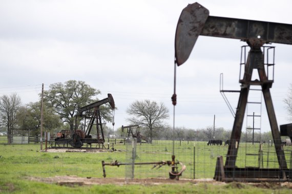 국제유가, 위험자산 회피·재고증가에 하락..WTI 3.3%↓