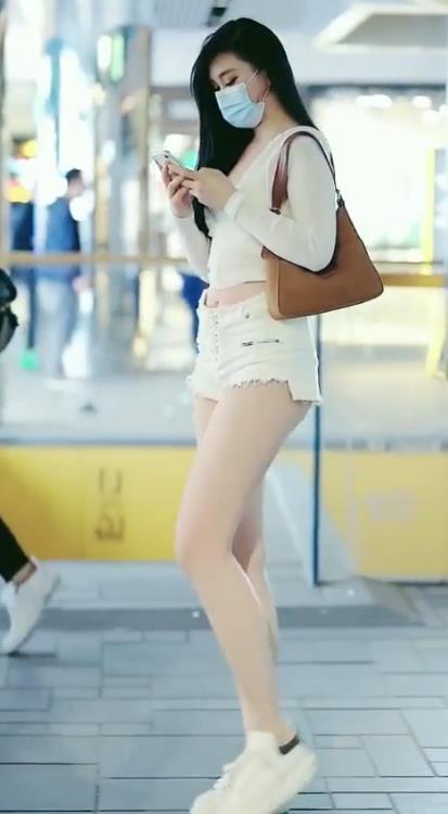  육덕녀 엉밑살 노출하는 초미니 핫팬츠 입고 -대륙 일반인