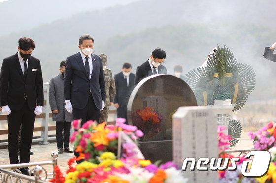 보훈처 '복지 사각지대' 놓인 천안함 참전장병에 특별지원 결정 보훈처 '복지 사각지대' 놓인 천안함 참전장병에 특별지원 결정