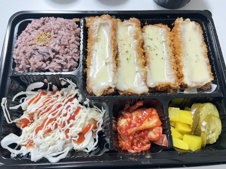  배달해서 먹어봤던 이백장치즈돈까스 후기입니다. 치즈상태가 좋아요~