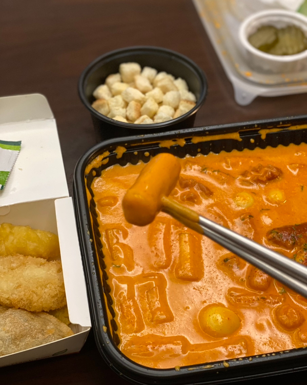 블랙로제의 핑크로제와 모듬튀김 블랙로제의 핑크로제와 모듬튀김