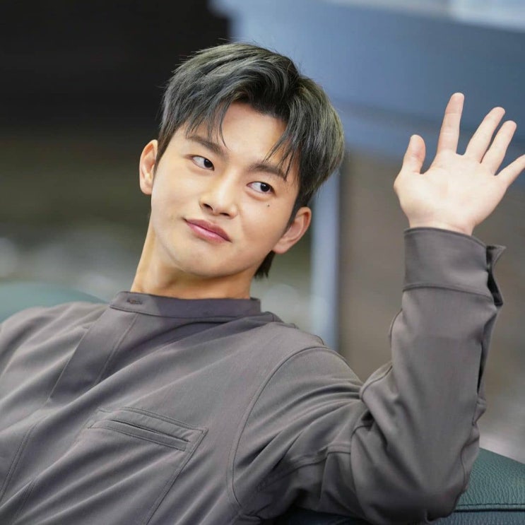  서인국 패션 시크한 드레이프 셔츠 셔츠가디건 코디:인사일런스 알렌느
