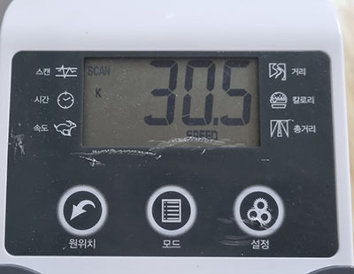  아침에 실내자전거 점심에 고 노무현님 전시회 등